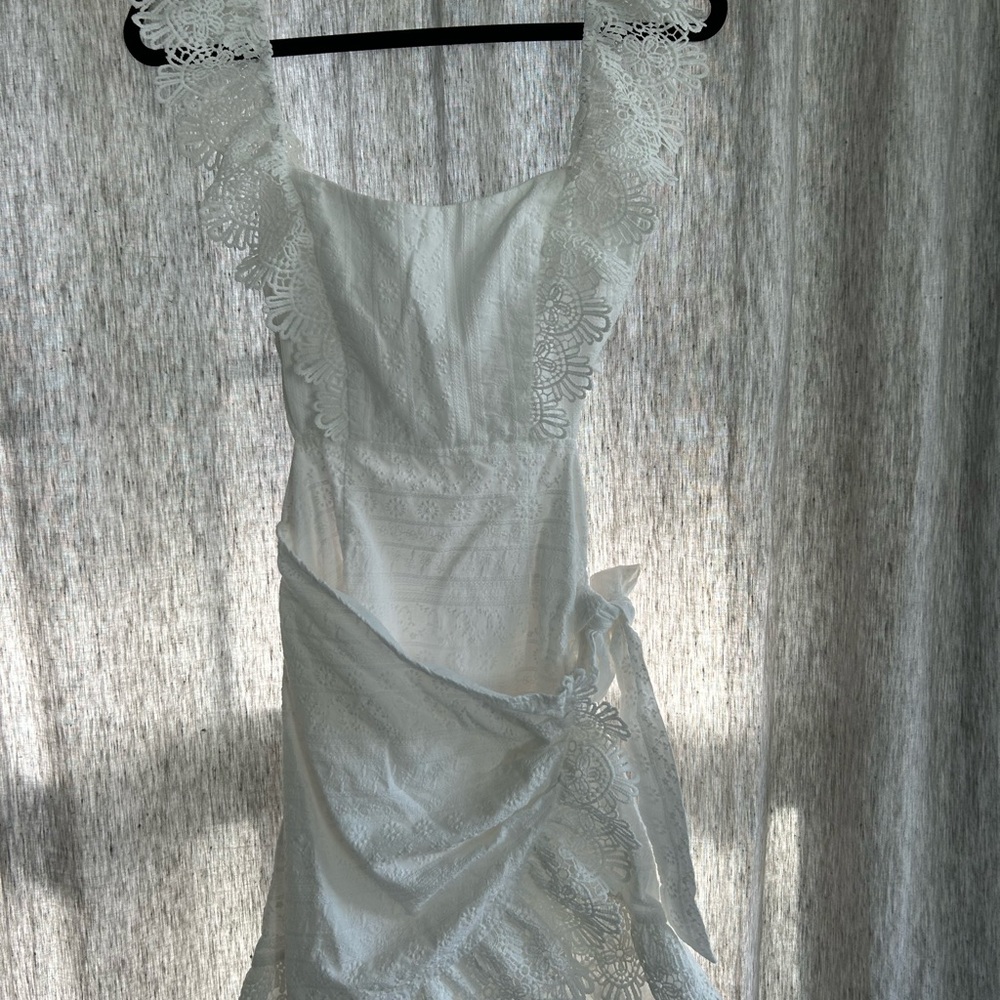 SELFIE LESLIE WHITE LACE TRIM WRAP DRESS MED